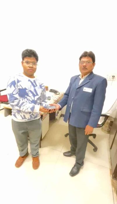 ईमानदारी की मिसाल: खोया मोबाइल यात्री को लौटाया