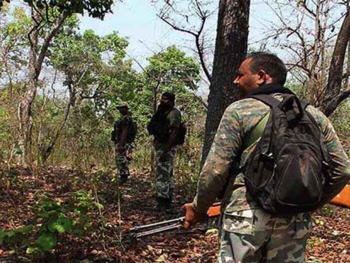 बालाघाट में भी पुलिस और नक्सलियों के बीच भयंकर मुठभेड़ के दौरान दोनों तरफ से हुई जमकर फायरिंग