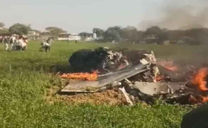 शिवपुरी में एयरफोर्स का फाइटर प्लेन क्रैश, विमान ने घरों को बचाते हुए खाली स्थान पर क्रैश लैंडिंग की, दो पायलट घायल