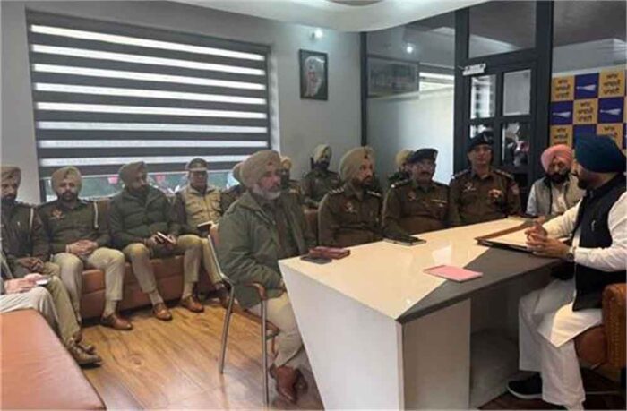 कैबिनेट मंत्री हरदीप सिंह मुंडियां ने ACP और SHO के साथ मीटिंग, दिए ये निर्देश