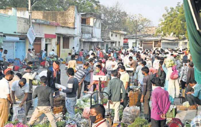 सब्जी मंडी में सब्जी खरीदते समय मोल भाव को लेकर ग्राहक व दुकानदार आपस में भिड़ गए, माहौल तनावपूर्ण