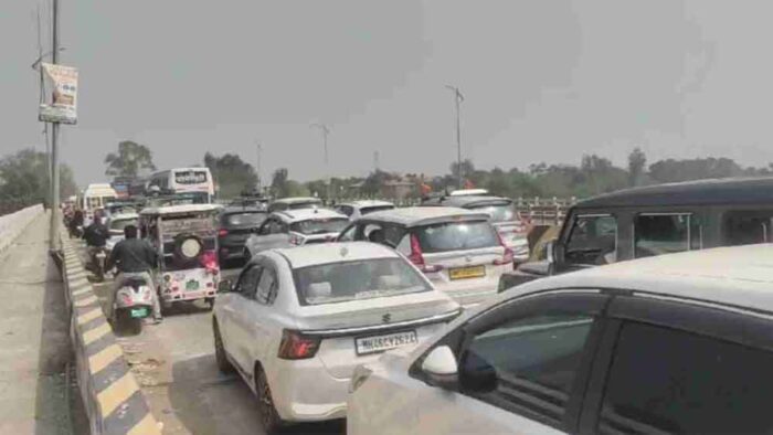 महाकुंभ: MP-UP बॉर्डर पर 15KM लंबा जाम, अफसर बोले- हर घंटे पहुंच रही 2 हजार गाड़ियां, दिखा वीकेंड का असर