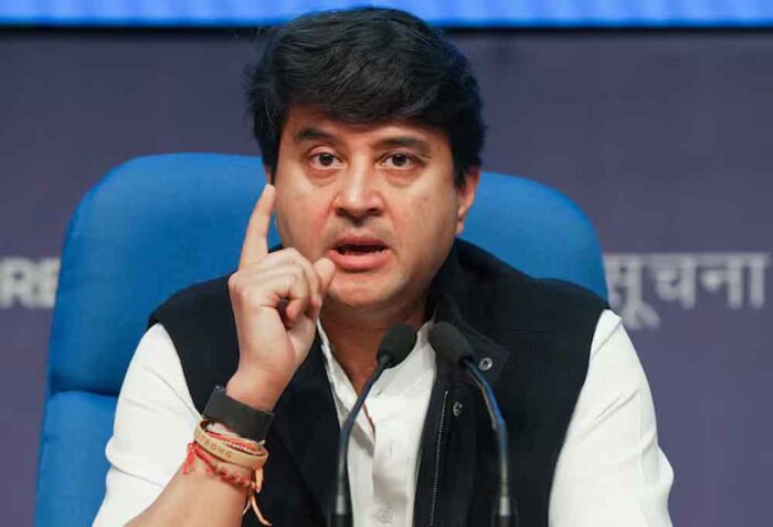 केंद्रीय मंत्री ज्योतिरादित्य सिंधिया ने कहा- कांग्रेस को अपने गिरेबान में झांकना चाहिए