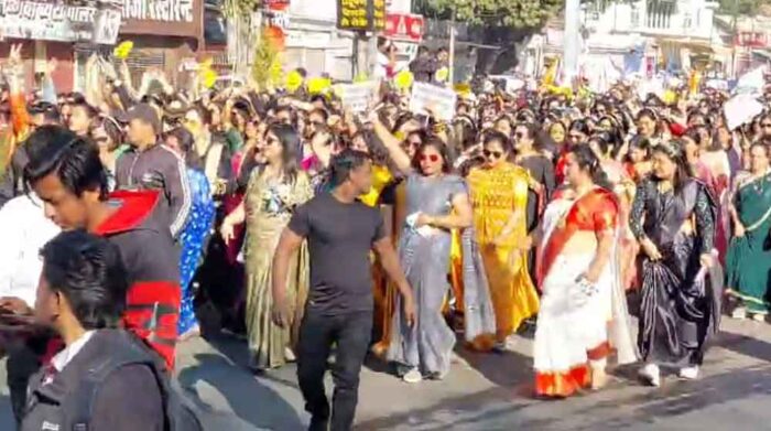 जबलपुर शहर में साड़ी वॉकथान के आयोजन के दौरान यात्रा निकाल भारतीय परिधान को बढ़ावा देने का दिया संदेश