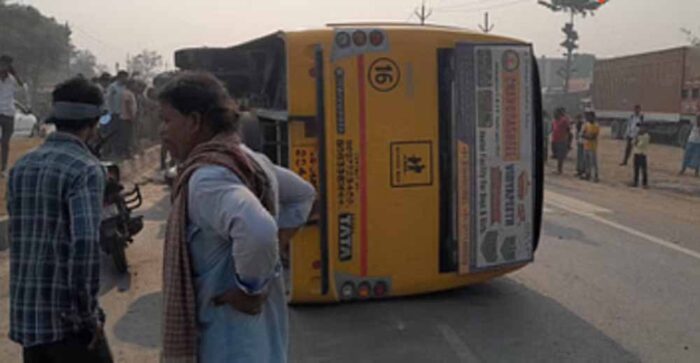तेज रफ्तार स्कूली बस अनियंत्रित होकर पलटी