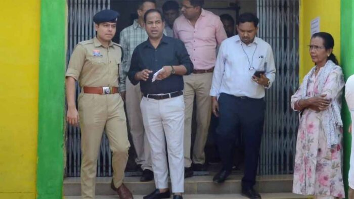 ग्रामीण पीएम आवास और उपस्वास्थ्य केंद्र का कलेक्टर  सिंह ने किया निरीक्षण, व्यवस्थाओं में सुधार के दिए निर्देश