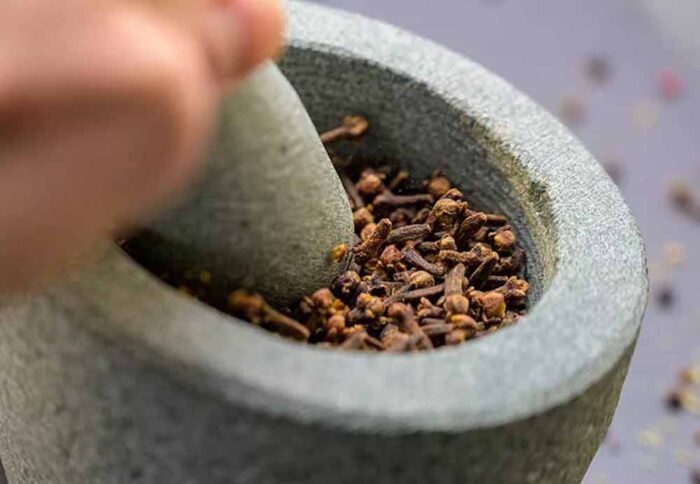 छोटी-सी लौंग आपके बढ़ते वजन को कर सकती है कम