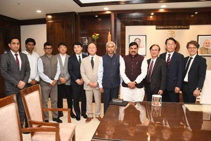 मुख्यमंत्री से साउथ कोरिया के ईसीडीएस ग्रुप के सदस्यों ने मंत्रालय में की भेंट