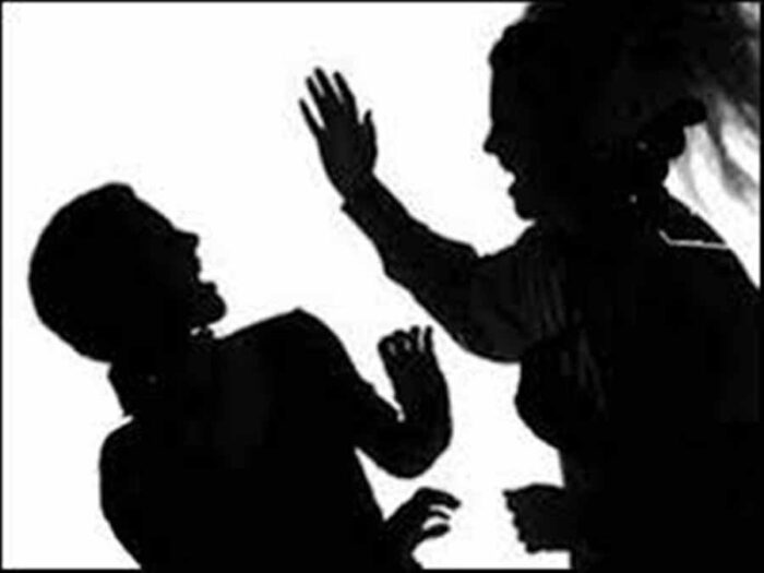 जन्मदिन पर विश नहीं करने से नाराज पत्नी ने पति पर क्रिकेट बैट से किया हमला