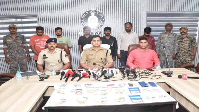 पुलिस के हत्थे चढ़े अगल-अलग स्थानों से चोरी करने वाले 7 शातिर चोर, 20 लाख का जेवर बरामद