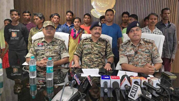 गंगालूर एरिया कमेटी DVCM दिनेश मोडियाम सहित 17 नक्सलियों ने किया आत्मसमर्पण