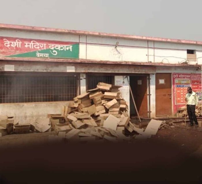 देशी-अंग्रेजी शराब दुकानों में असामाजिक तत्वों ने पेट्रोल छिड़ककर लगाई आग