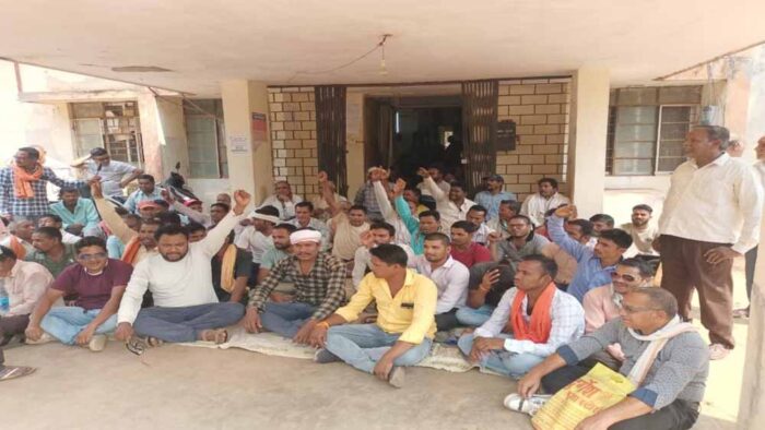 बिजली संकट को लेकर ग्रामीणों ने कार्यपालन अभियंता कार्यालय का किया घेराव