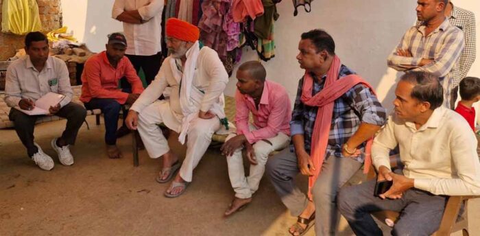आत्महत्या करने वाले किसान के घर पहुंचे राकेश टिकैत, सीएम  को पत्र लिखकर सहयोग दिलाने की कही बात