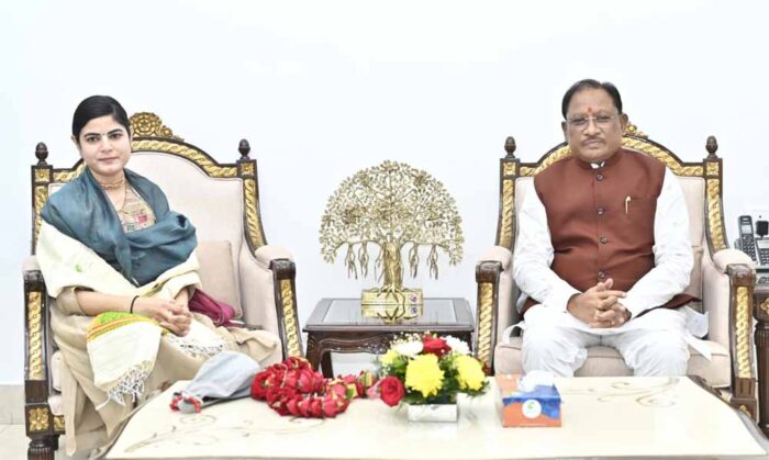 कथावाचक देवी चित्रलेखा ने मुख्यमंत्री विष्णु देव साय से की सौजन्य भेंट