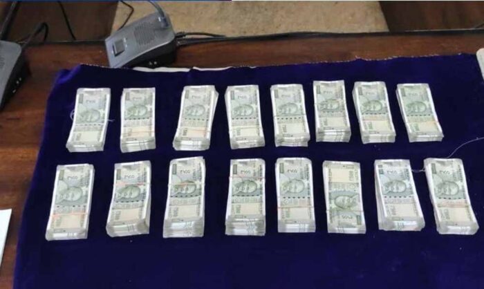 नक्सलियों के 8 लाख नगद और हथियारों का जखीरा  पुलिस ने जब्त
