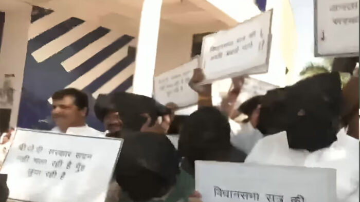 भोपाल : प्रदर्शन के बीच कांग्रेस का मंच टूटा, 7 से ज्यादा कांग्रेसी घायल, विधानसभा घेराव के लिए एकजुट हुए थे