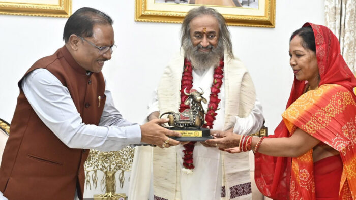 CM साय से  मुख्यमंत्री निवास में आध्यात्मिक गुरु एवं द आर्ट ऑफ लिविंग के संस्थापक रविशंकर ने सौजन्य मुलाकात की