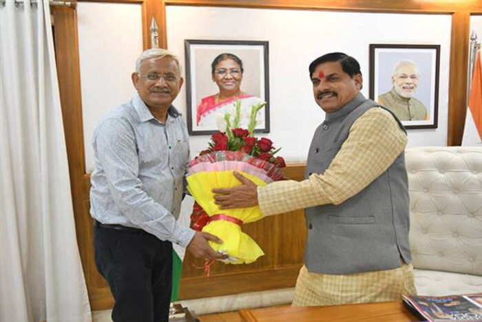 मुख्यमंत्री डॉ. यादव ने कुलगुरू प्रोफेसर डॉ. राकेश सिंघई से मुख्यमंत्री निवास में भेंट कर चर्चा की