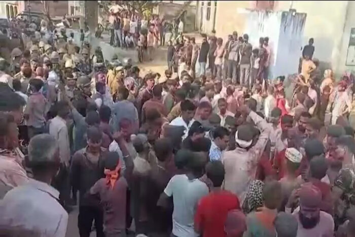 उन्नाव में होली जुलूस में पुलिस पर पथराव, तीन जवान घायल, लाठीचार्ज के बाद धरना