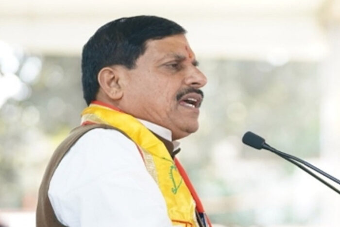 मुख्यमंत्री डॉ. यादव ने डॉग स्क्वॉड की डॉली और लाली ने प्राप्त प्रशिक्षण के अनुसार निर्देशों का पालन करते हुए अभिवादन किया