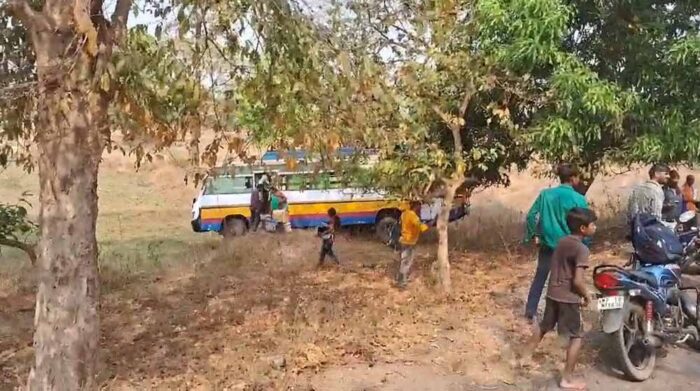 पेंड्रा से कोरबा आ रही यात्रियों से भरी बस अनियंत्रित होकर सड़क किनारे खेतों में उतरी