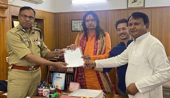 विधायक बालमुकुंदाचार्य ने भड़काऊ रैलियों पर कार्रवाई की मांग को लेकर पुलिस कमिश्नर को सौंपा पत्र