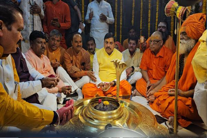 मुख्यमंत्री डॉ. यादव ने ब्रह्मलीन प्रकाशानंद जी महाराज की समाधि पर की चादर अर्पित
