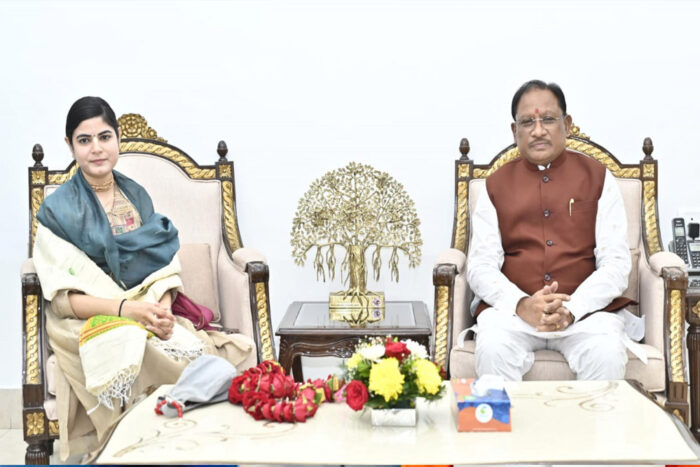 मुख्यमंत्री विष्णु देव साय से प्रसिद्ध कथावाचक देवी चित्रलेखा की सौजन्य भेंट