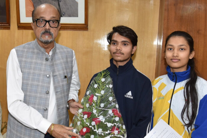 राज्यपाल डेका ने प्रतियोगिता में भाग लेने के लिए छत्तीसगढ़ के प्रतिभागियों को 50 हजार रूपए की सहायता राशि की प्रदान