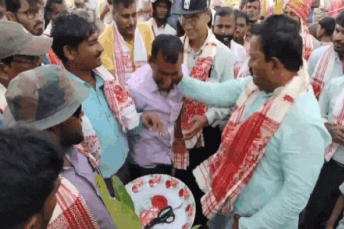 लाल की जगह गुलाबी रिबन देख भड़के MLA समसुल, व्यक्ति को जड़ा थप्पड़