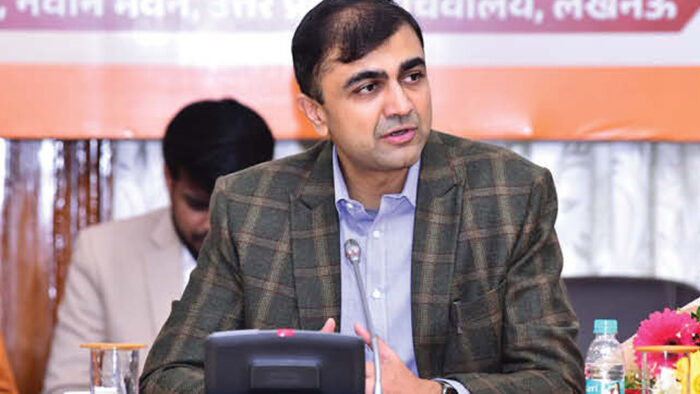 सीनियर IAS अभिषेक प्रकाश जिन्हें योगी सरकार ने किया सस्पेंड,  भ्रष्टाचार का आरोप, जांच में पुष्टि