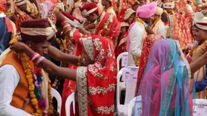 मुख्यमंत्री कन्या विवाह योजना अंतर्गत सामूहिक विवाह मंगल भवन सहसपुर लोहारा में 15 जोड़े परिणय सूत्र में बंधे लिये सात फेरे