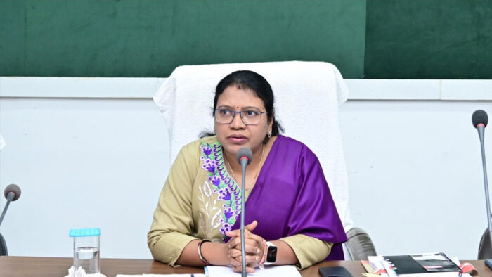 गौरेला पेंड्रा मरवाही : हितग्राहियों से मिलकर पीएम आवास निर्माण का कलेक्टर ने ली जानकारी