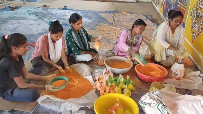 झारखंड के बाजारों में बेचे जा रहे पलाश हर्बल गुलाल