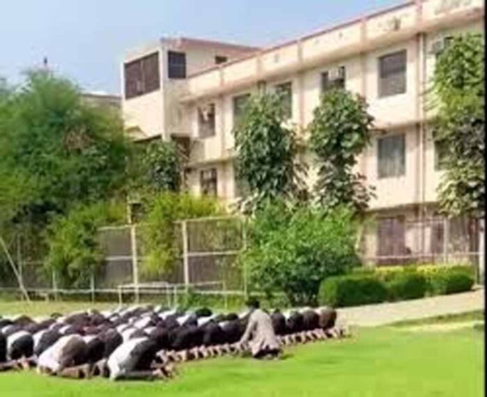 करीब 50 छात्र IIMT विश्वविद्यालय परिसर में नमाज अदा करते दिखे, हिंदू संगठन ने बोला –  तो अब क्यों मुकदमा  नहीं?