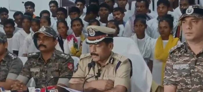 बीजापुर और सुकमा के 64 नक्सलियों ने आईजी के सामने किया सरेंडर, डाले हथियार