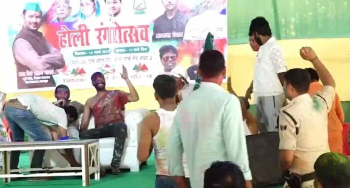 बिहार पुलिस ने की यह कार्रवाई, होली में नचाने वाला सिपाही भी हुआ लाइन हाजिर