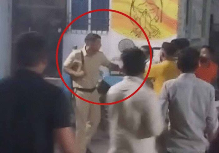 सीवान में युवक की हत्या, आक्रोशित लोगों ने पुलिसकर्मी की पिटाई कर दी