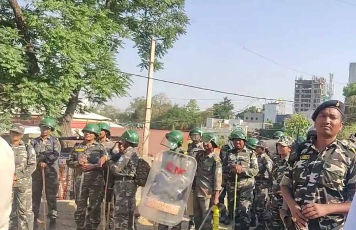 पवित्र स्थल के नजदीक फ्लाईओवर के निर्माण के खिलाफ आदिवासियों ने किया प्रदर्शन
