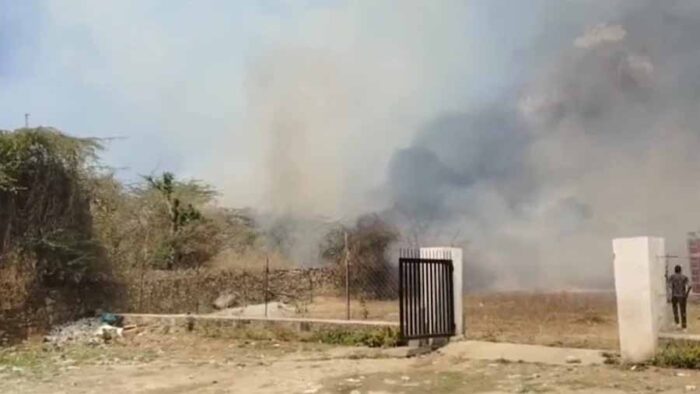 सज्जनगढ़ की पहाड़ियों में लगी भीषण आग, खाली कराए गए मकान