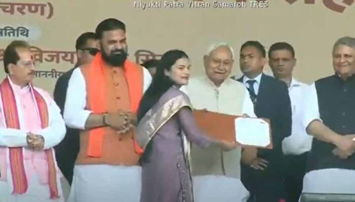 पटना में टीचरों को ज्वाइनिंग लेटर सौंप सीएम नीतीश का ऐलान, अगले महीने प्राध्यापकों और प्रधान शिक्षकों को नियुक्ति पत्र