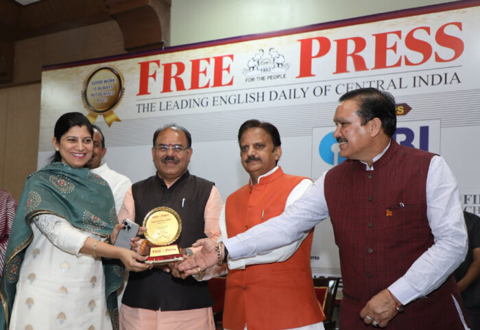 उप मुख्यमंत्री शुक्ल ने विभिन्न क्षेत्रों में उत्कृष्ट योगदान देने वाले व्यक्तियों को सम्मानित किया