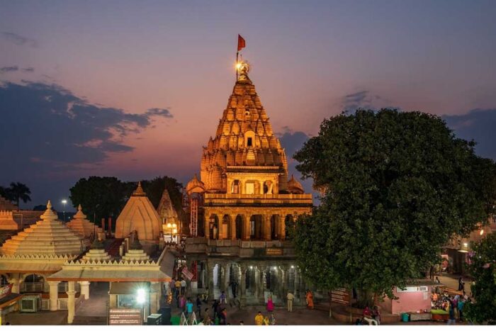 महाकाल मंदिर के आउटसोर्स कर्मचारियों के रंगों के त्यौहार होली पर मन रहे फीके