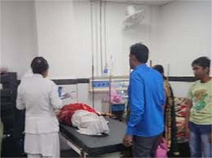 बागेश्वर धाम दर्शन के लिए आई संगीता जब आरती में शामिल हो रही थी, तभी उनकी साड़ी में लगी आग, बुरी तरह झुलसी
