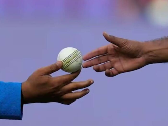 बैठक में लिया अहम फैसला, BCCI ने आईपीएल के आगामी चरण में गेंद पर लार के इस्तेमाल से प्रतिबंध हटाया