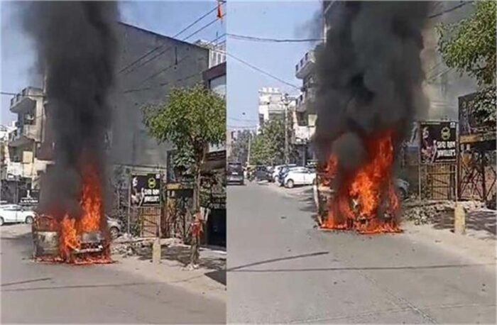 फरीदाबाद शहर के तीन नंबर इलाके में आज बड़ा हादसा टाला, बैटरी फटने से हुआ हादसा, कार बनी आग का गोला