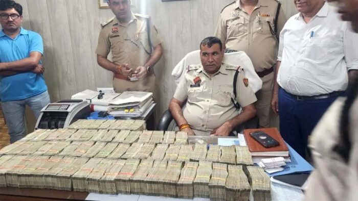 हरियाणा पुलिस को ब्रेजा कार में मिला डेढ़ करोड रुपए कैश, फिलहाल पूरे मामले की जांच की जा रही है, जांच में जुटी पुलिस