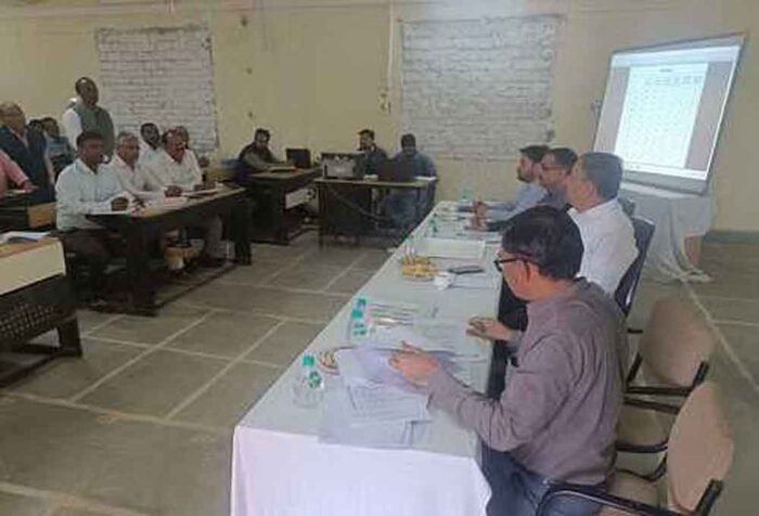 कलेक्टर ने अधिकारियों के साथ की समीक्षा बैठक लेकर कहा- राशन वितरण में अनियमितता बर्दाश्त नहीं होगी