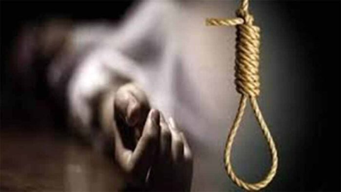 बिहार मनरेगा पार्क में पेड़ से लटकता मिला अधेड़ का शव, इलाके में सनसनी